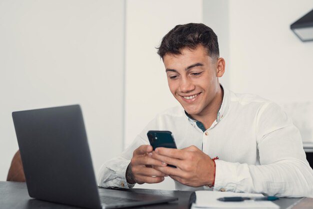 Hombre de negocios sonriente con gafas hablando por teléfono