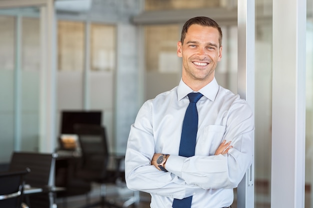 Hombre de negocios sonriente en la oficina