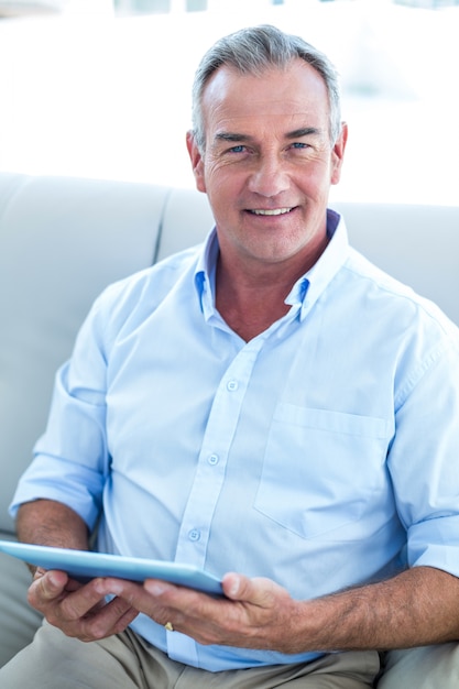 Foto hombre de negocios sonriente que sostiene la tableta digital