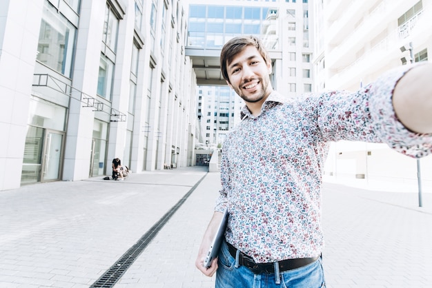 Hombre de negocios sonriente que toma un Selfie