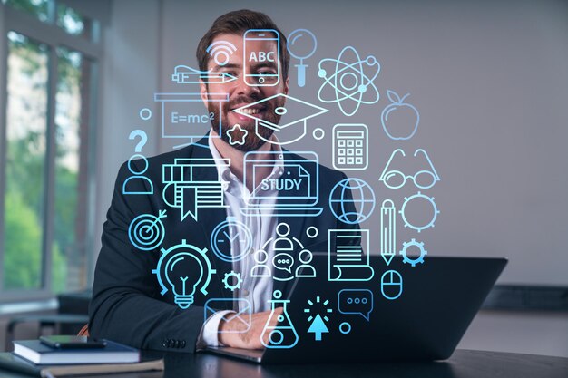 Foto hombre de negocios sonriente con ropa formal trabajando en una computadora portátil en el lugar de trabajo de oficina con teléfonos inteligentes y portátiles concepto de acuerdo comercial exitoso iconos educativos