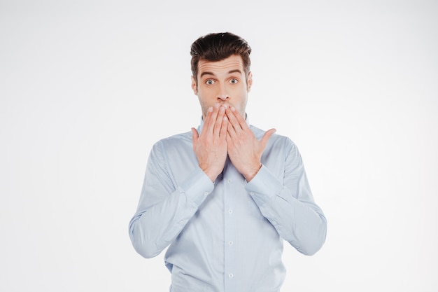 Foto hombre de negocios sorprendido que cubre la boca