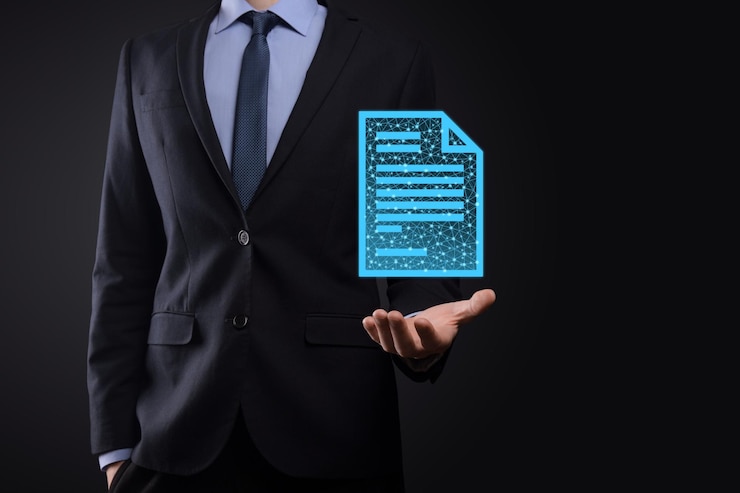 Foto hombre de negocios sosteniendo un icono de documento en su mano sistema de datos de gestión de documentos concepto de tecnología de internet empresarial sistema de gestión de datos corporativos dmslow polypolygonal