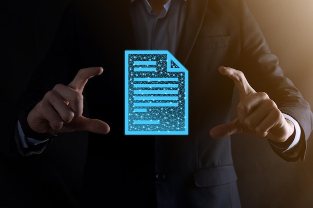 Hombre de negocios sosteniendo un icono de documento en su mano Sistema de datos de gestión de documentos Concepto de tecnología de Internet empresarial Sistema de gestión de datos corporativos DMSLow polypolygonal