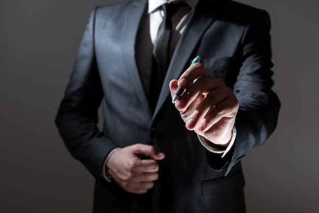 Hombre de negocios sosteniendo la pluma y presentando información importante Hombre de traje que muestra anuncios cruciales con lápiz en la mano Ejecutivo que muestra mensajes críticos