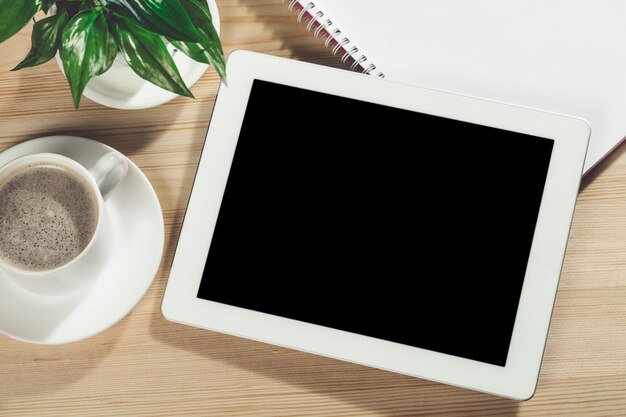 hombre de negocios sosteniendo una tableta con pantalla aislada sobre una mesa en la oficina