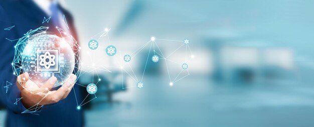 El hombre de negocios sostiene el círculo de la estructura de red que abarca el concepto de computación cuántica cortada