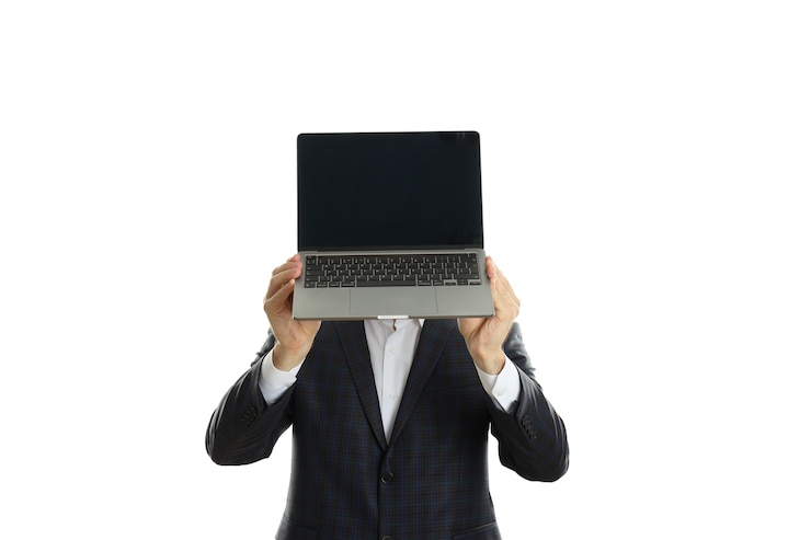 Foto el hombre de negocios sostiene la computadora portátil, aislada en el fondo blanco.