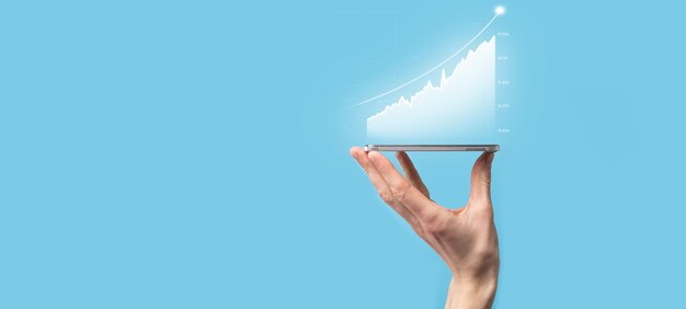 El hombre de negocios sostiene el dibujo en el gráfico de crecimiento de la pantalla, la flecha del icono de crecimiento positivo. Señala el gráfico de negocios creativo con flechas hacia arriba. Concepto financiero de crecimiento empresarial.