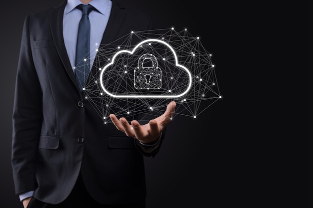 El hombre de negocios sostiene, mantiene datos de computación en la nube y seguridad en redes globales, candado e icono de la nube. Tecnología de los negocios. Ciberseguridad y protección de la información o red. Proyecto internet