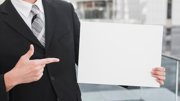 Foto hombre de negocios sujetando papel blanco