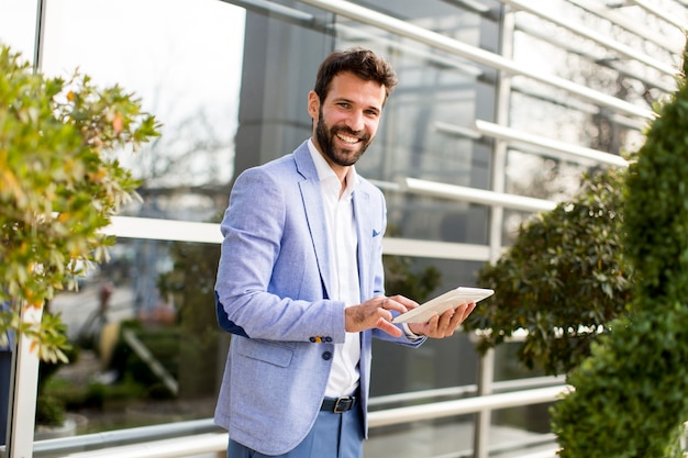 Hombre de negocios con tableta