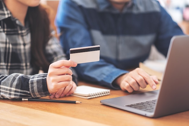 Hombre de negocios con tarjeta de crédito para comprar y comprar en línea