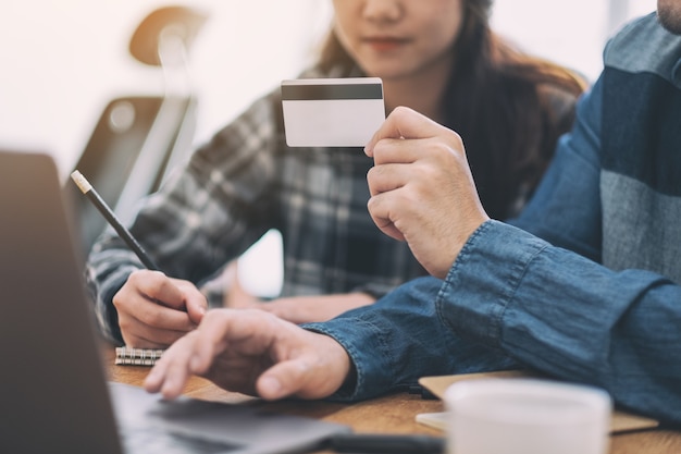 Hombre de negocios con tarjeta de crédito para comprar y comprar en línea