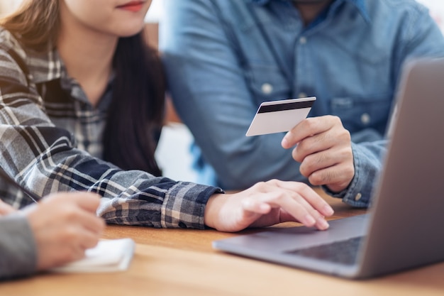 Hombre de negocios con tarjeta de crédito para comprar y comprar en línea