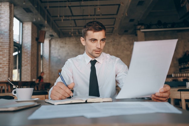 Hombre de negocios taza de trabajo café inteligente