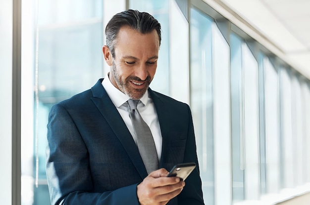Hombre de negocios teléfono y comunicación en la oficina escribir correo electrónico chat o motivación en línea