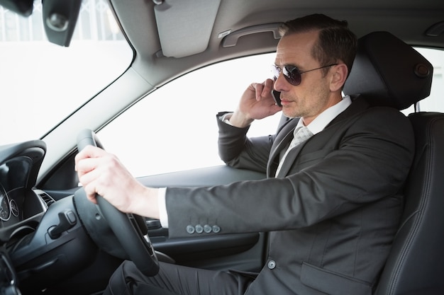 Hombre de negocios en el teléfono con gafas de sol