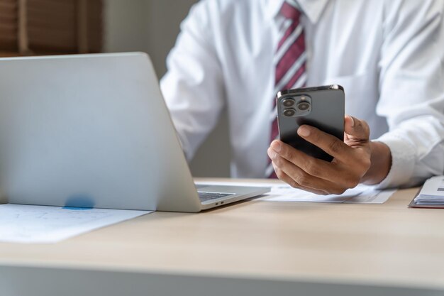 Hombre de negocios con teléfono inteligente que trabaja con dispositivos móviles, tecnología de telefonía celular, teléfono inteligente de comercio electrónico para trabajo empresarial