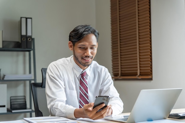 Hombre de negocios con teléfono inteligente que trabaja con dispositivos móviles, tecnología de telefonía celular, teléfono inteligente de comercio electrónico para trabajo empresarial