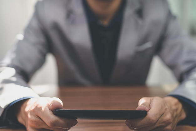 Hombre de negocios con teléfono inteligente para trabajar, comunicarse.