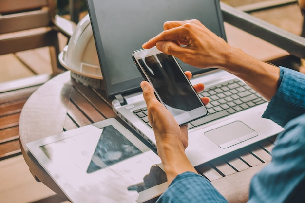 Hombre de negocios mediante teléfono móvil inteligente