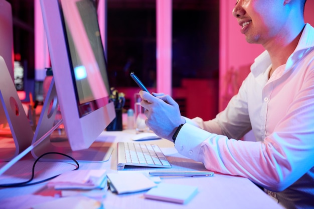 Hombre de negocios mediante teléfono móvil en el trabajo