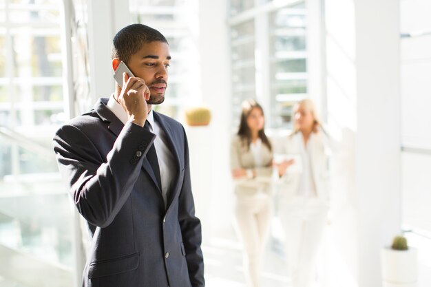 Hombre de negocios con un teléfono