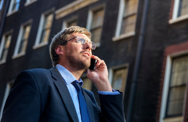 Hombre de negocios en el teléfono