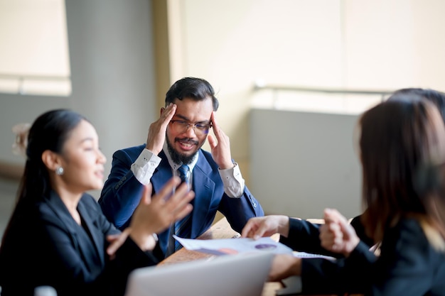 hombre de negocios, teniendo, un, reunión, con, ejecutivos