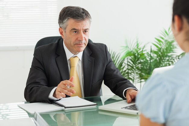 Hombre de negocios teniendo una reunión