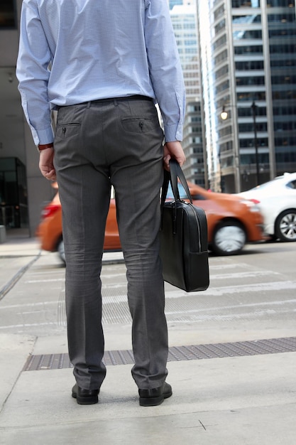 Foto el hombre de negocios tiene prisa por llegar a su trabajo.