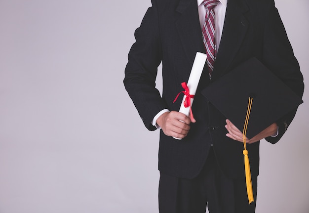 Foto hombre de negocios tiene sombrero de graduación