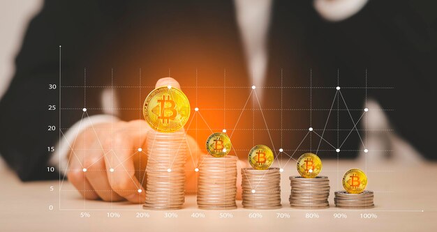 El hombre de negocios toca bitcoin en la pila de monedas de una red comercial en el concepto de ideas de criptomoneda de bitcoin de fondo y diagrama de gráfico financiero virtual Símbolo digital de una nueva moneda virtual