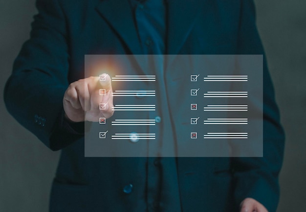 Foto el hombre de negocios toca la pantalla virtual para comprobar la lista de información conceptos sobre la comprobación