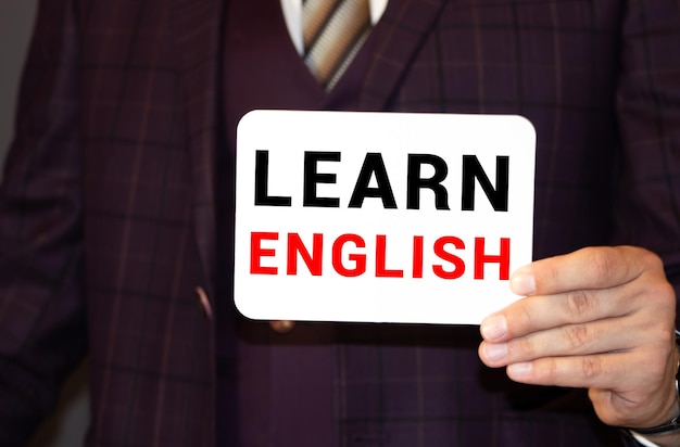 El hombre de negocios tocando la mano aprende inglés en una pantalla virtual concepto de negocio