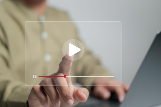 Foto el hombre de negocios tocando la pantalla digital