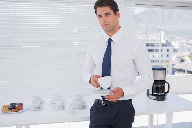 Hombre de negocios tomando un café durante el descanso