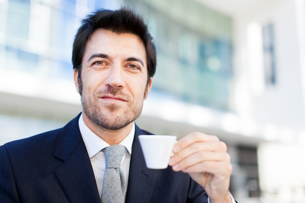 Hombre de negocios tomando un café en la mañana