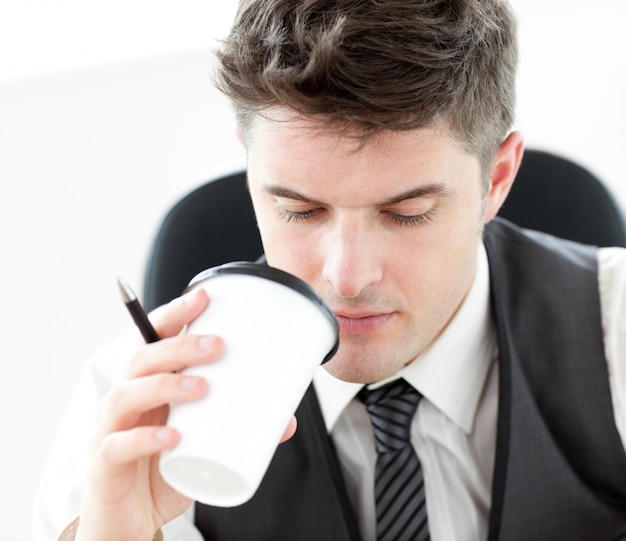 Hombre de negocios tomando café