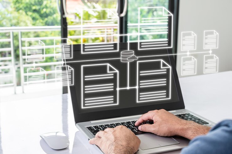 Foto un hombre de negocios trabaja desde casa usando una computadora portátil con pantalla virtual procesar datos y administrar archivos en internet de manera eficiente sistema de base de datos de documentos en línea y concepto de sistema de gestión de documentos electrónicos