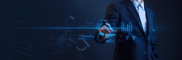 El hombre de negocios trabaja en una computadora portátil mostrando el tablero de análisis de negocios por AI con gráficos, métricas y KPI