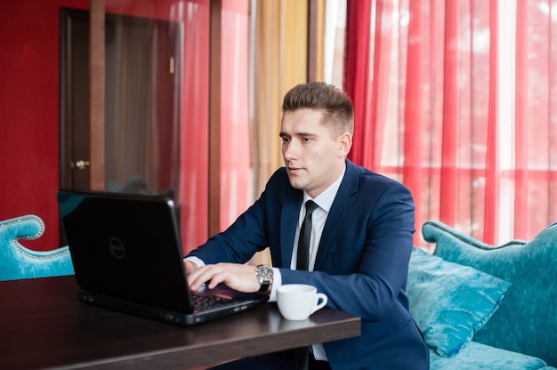 Hombre de negocios trabaja con laptop