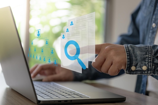 El hombre de negocios trabaja con el teléfono inteligente en busca de datos para encontrar un nuevo trabajo el icono está flotando en la pantalla