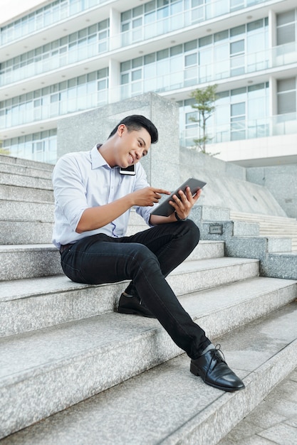 Hombre de negocios, trabajando, aire libre