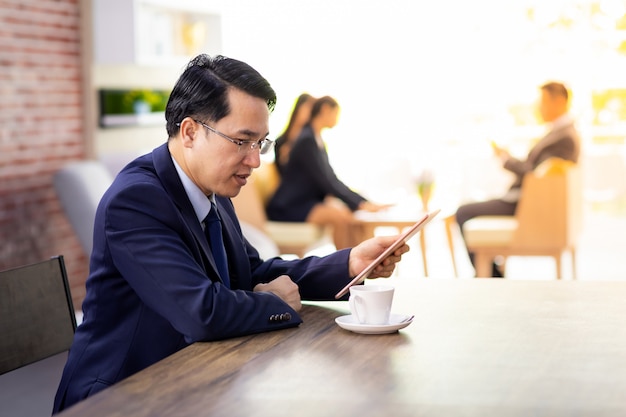 Hombre de negocios, trabajando, en, café