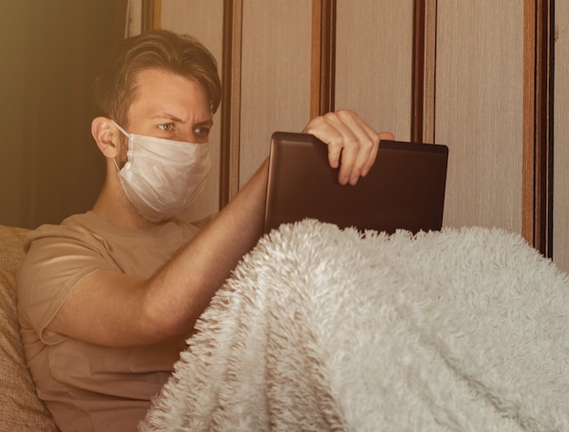 Hombre de negocios trabajando desde casa, use una máscara protectora