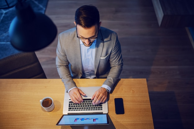 Hombre de negocios trabajando desde casa