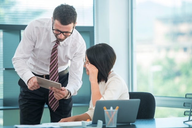 Hombre de negocios trabajando con colega