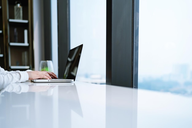 Hombre de negocios trabajando con computadora portátil Joven hombre de negocios pensando Concentrado en el trabajo